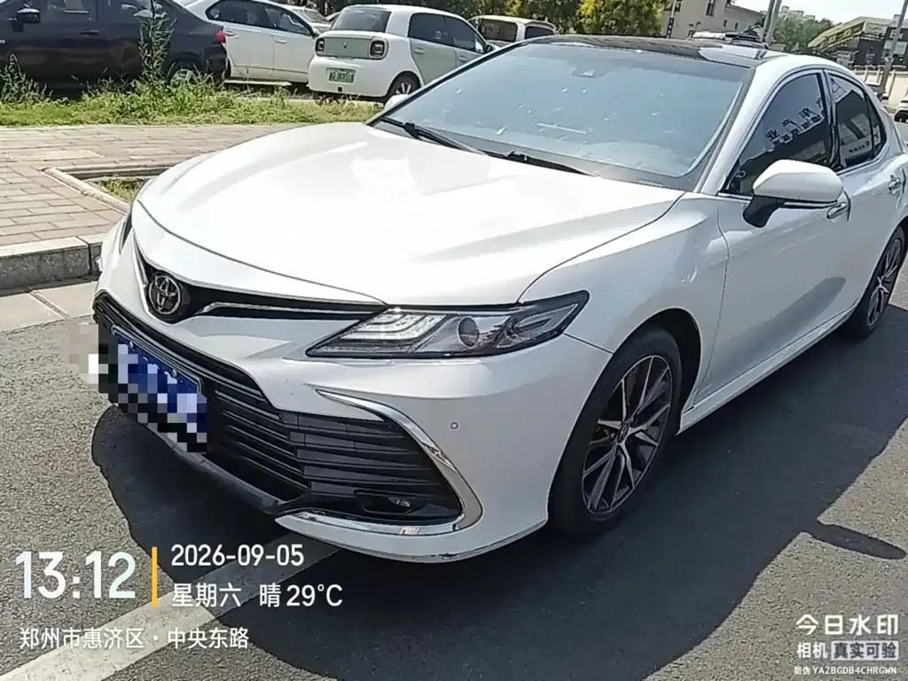 Toyota Camry — фото 1