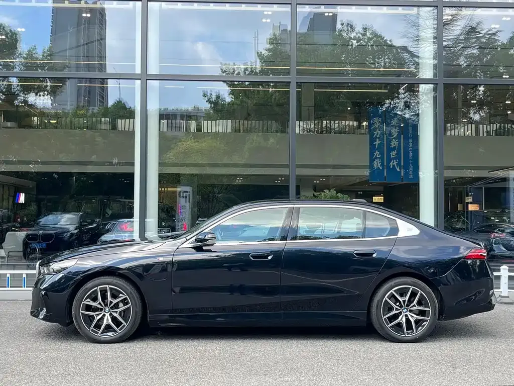 BMW i5 — фото 5