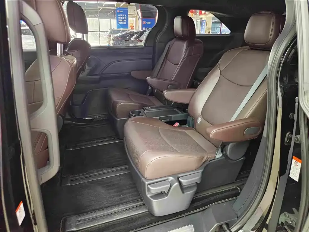 Toyota Granvia — фото 10