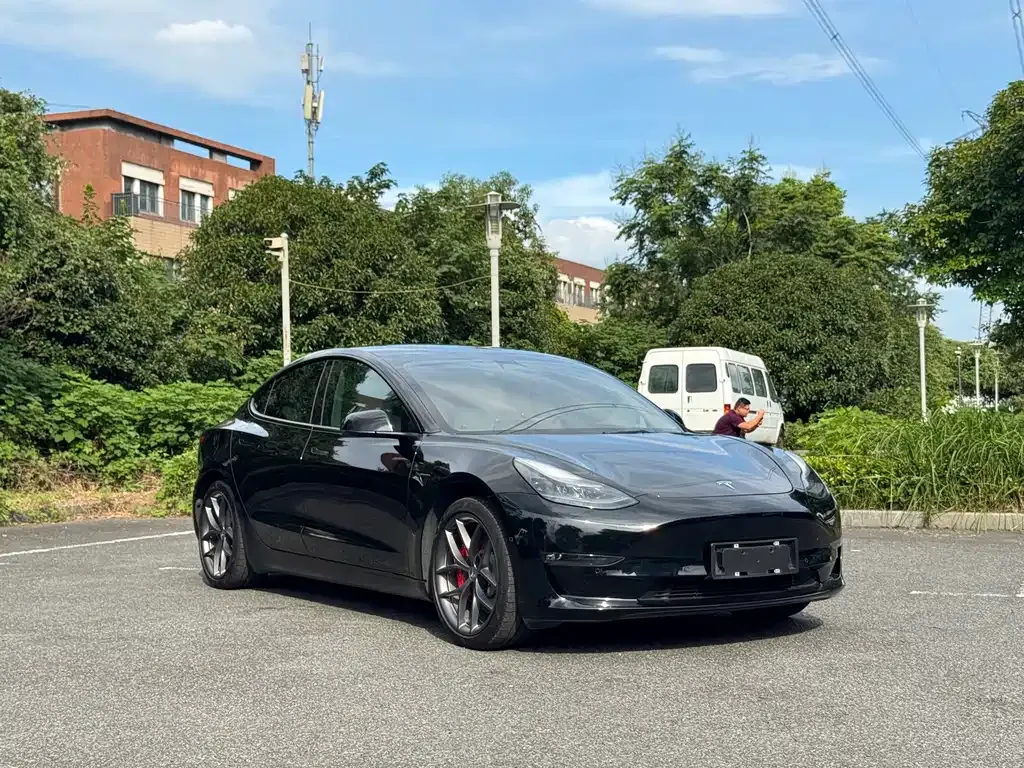 Tesla Model 3 — фото 8