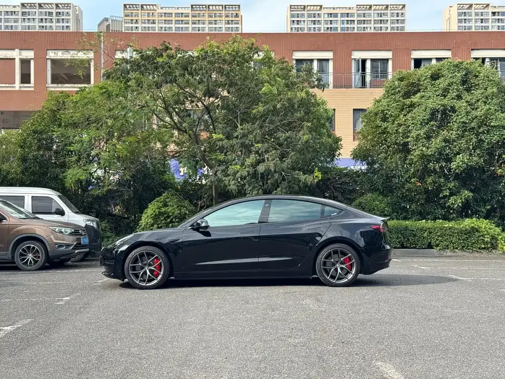 Tesla Model 3 — фото 6