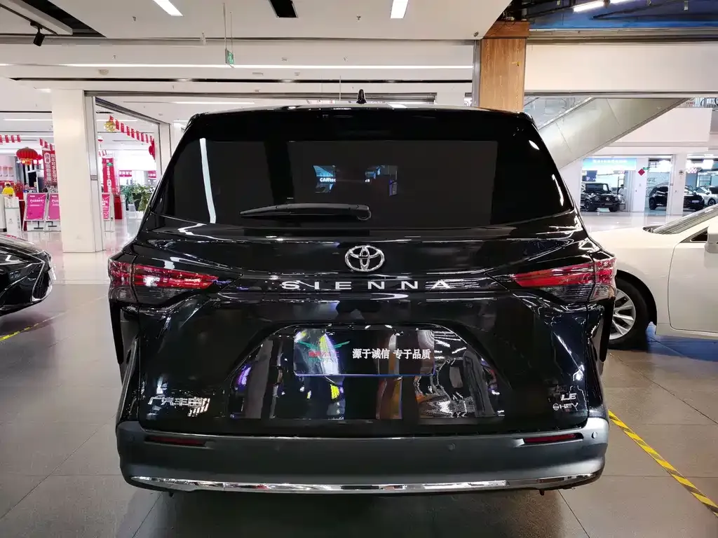 Toyota Sienna — фото 3