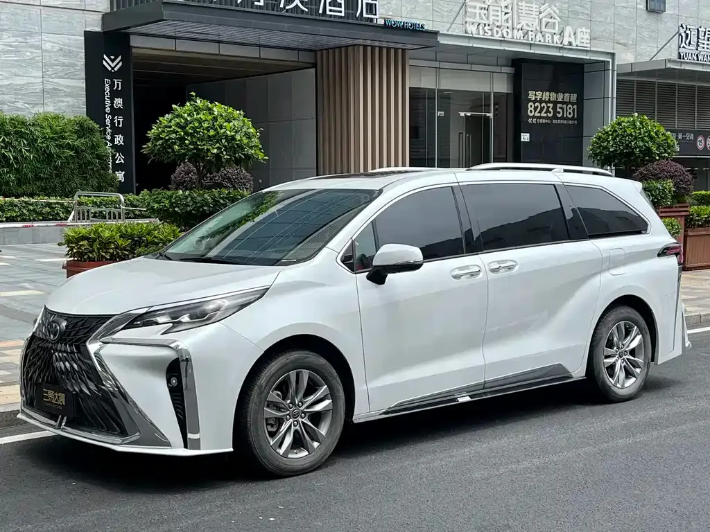 Toyota Sienna — фото 1