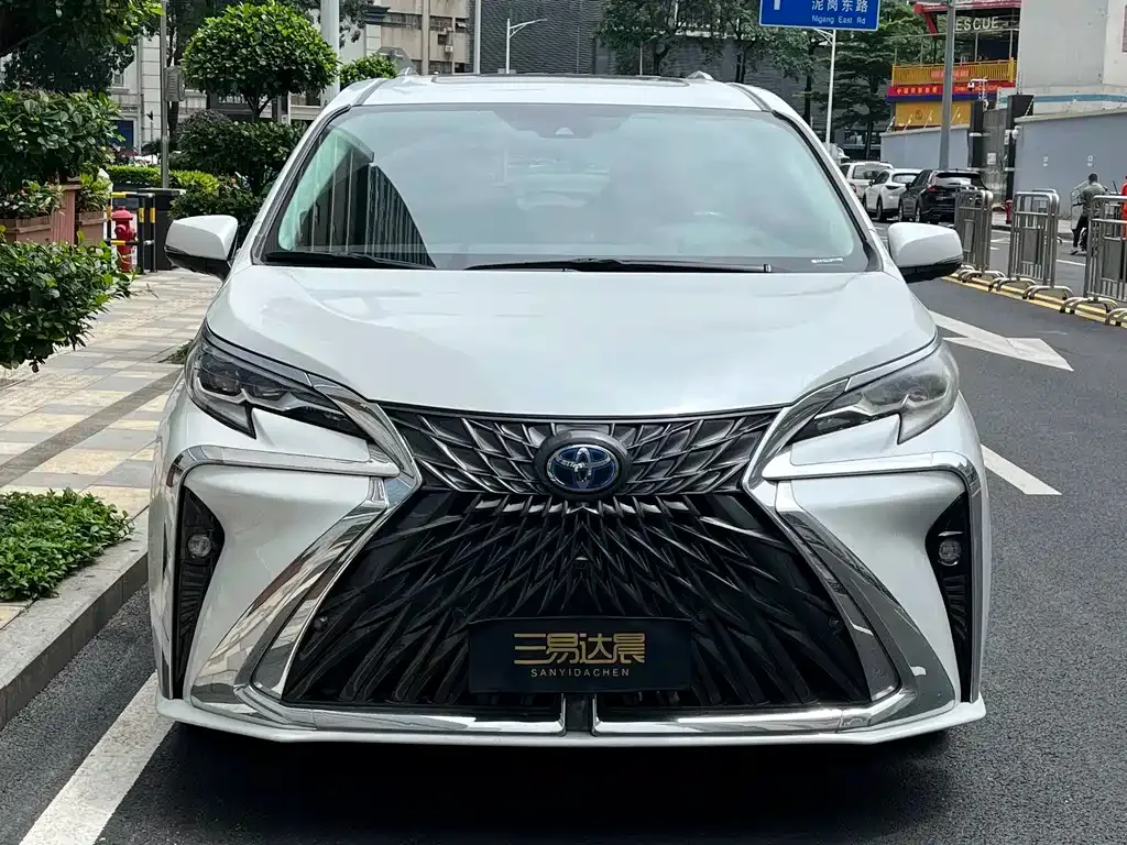 Toyota Sienna — фото 3