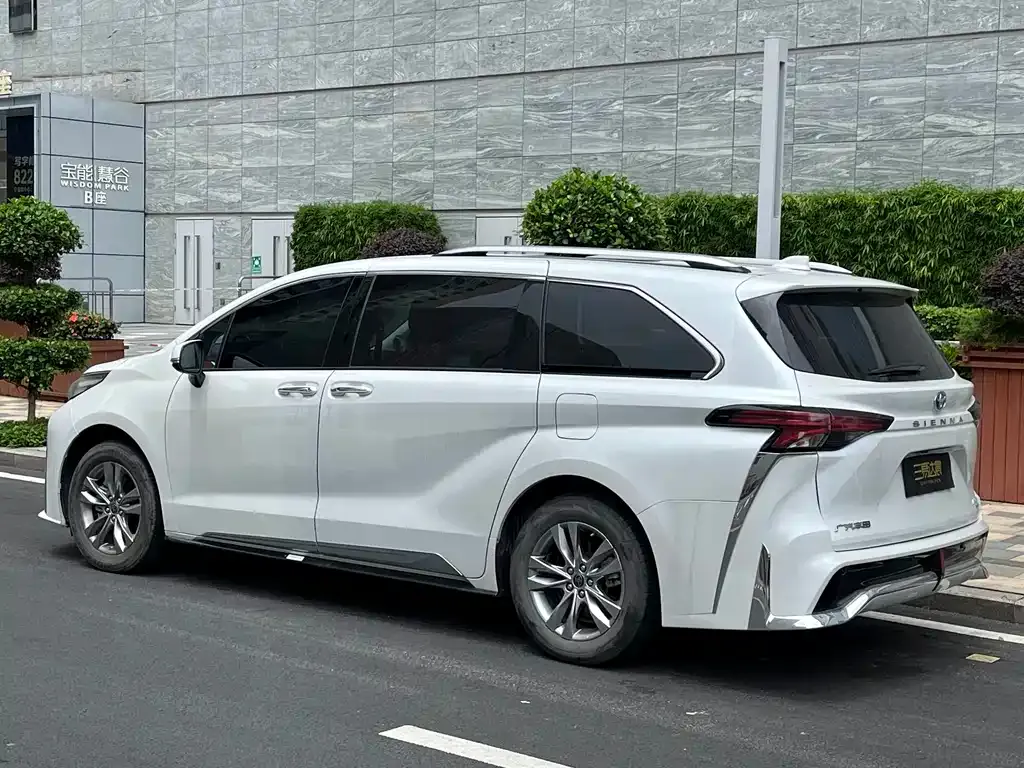 Toyota Sienna — фото 10