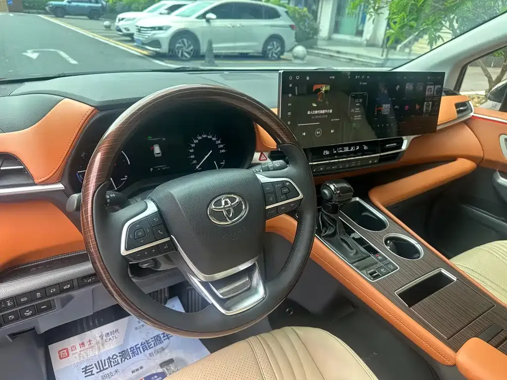 Toyota Granvia — фото 6