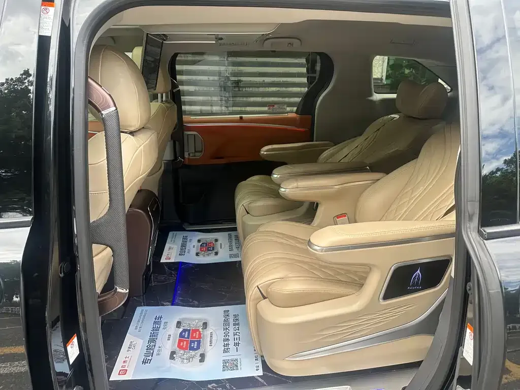 Toyota Granvia — фото 10