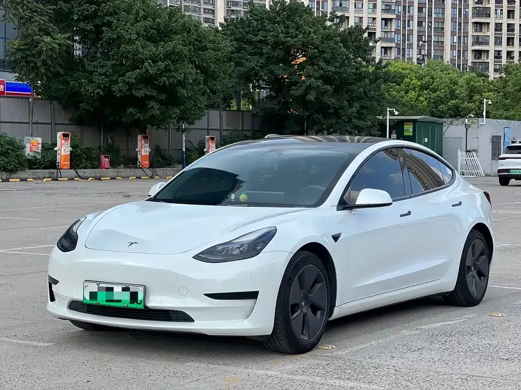 Tesla Model 3 — фото 1