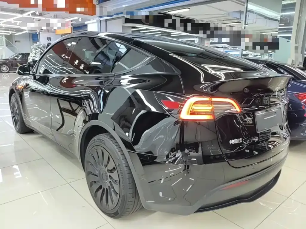 Tesla Model Y — фото 9