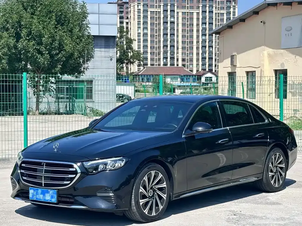Mercedes-Benz E-Class — фото 1