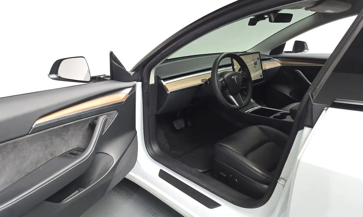 Tesla Model 3 — фото 10