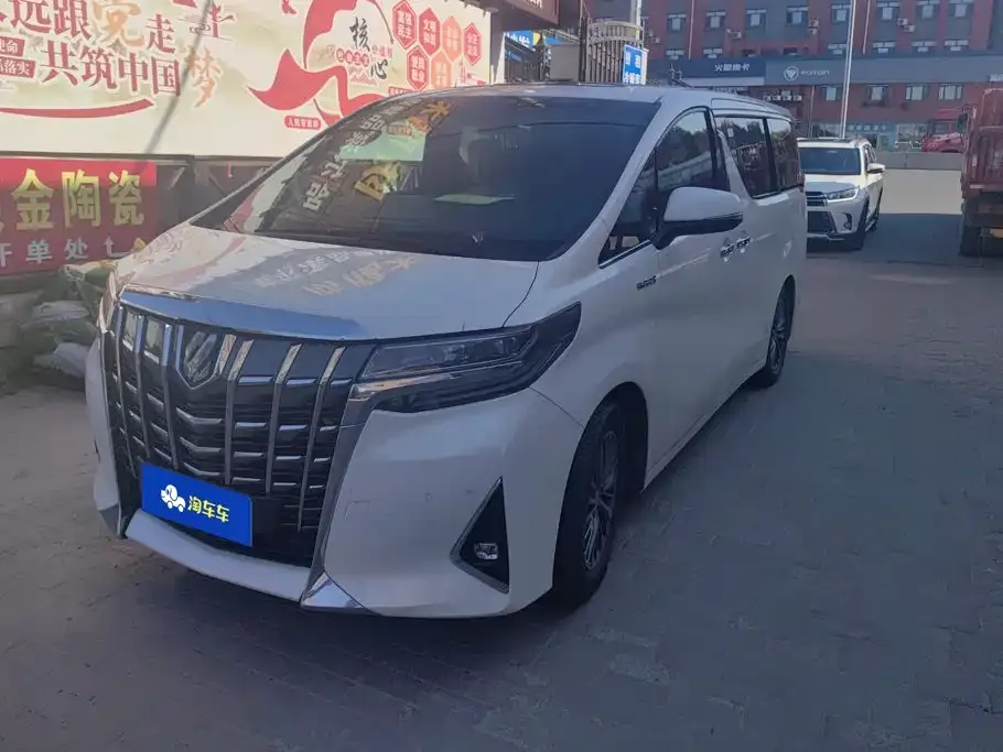 Toyota Alphard — фото 1