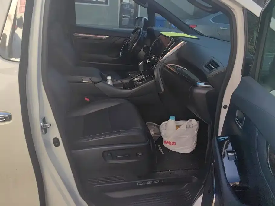 Toyota Alphard — фото 2
