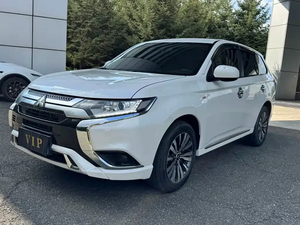 Mitsubishi Outlander — фото 1
