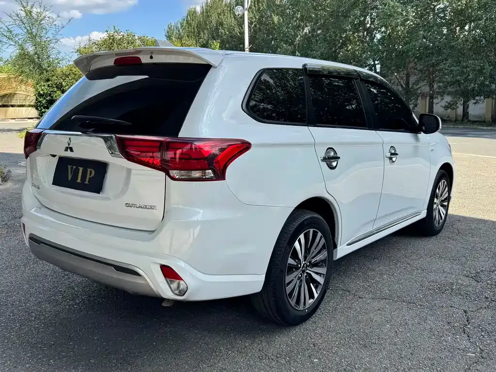 Mitsubishi Outlander — фото 7