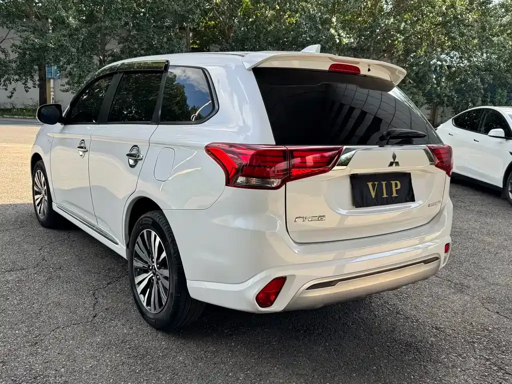 Mitsubishi Outlander — фото 9