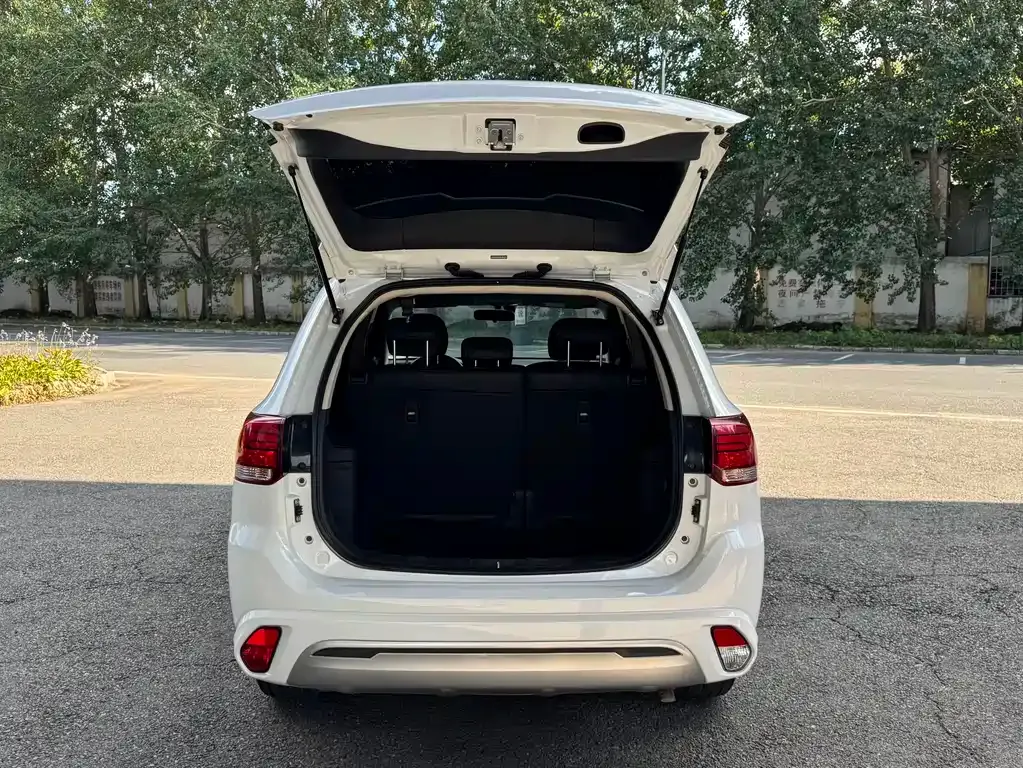 Mitsubishi Outlander — фото 10