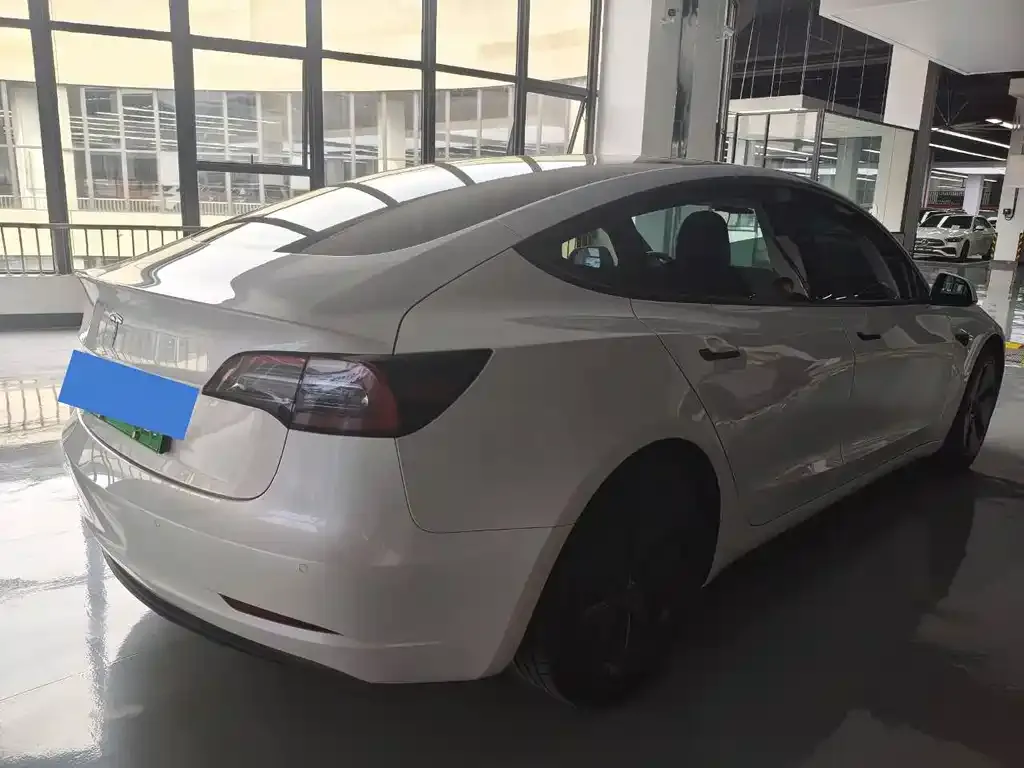 Tesla Model 3 — фото 10