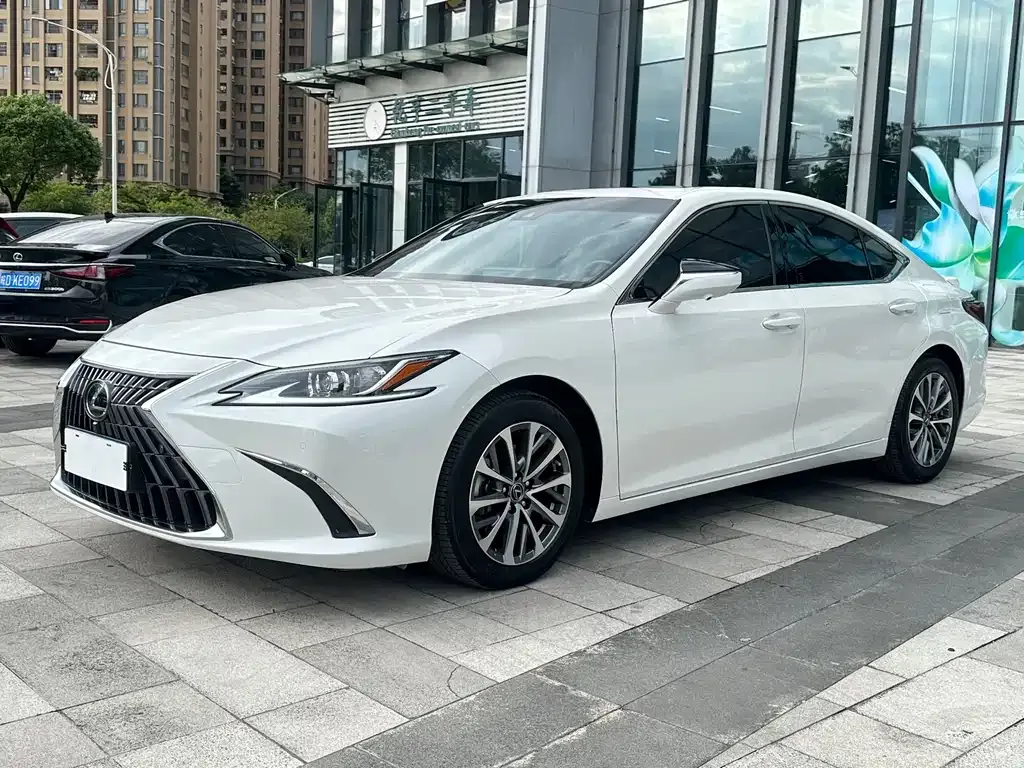 Lexus ES — фото 1