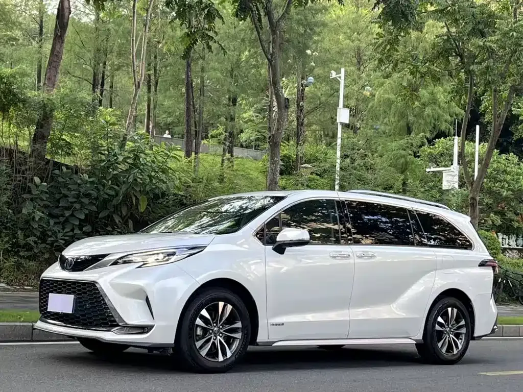 Toyota Granvia — фото 1