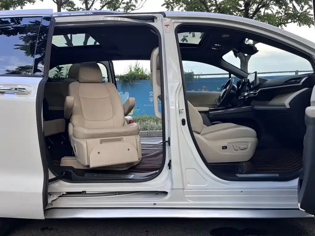 Toyota Granvia — фото 5