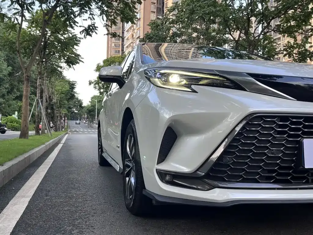Toyota Granvia — фото 2