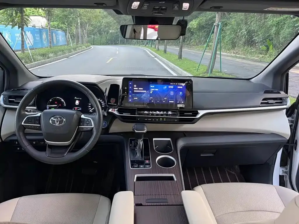 Toyota Granvia — фото 7