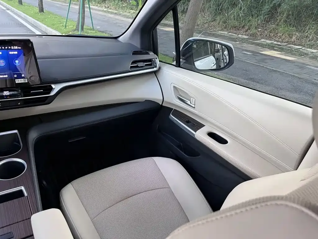 Toyota Granvia — фото 3