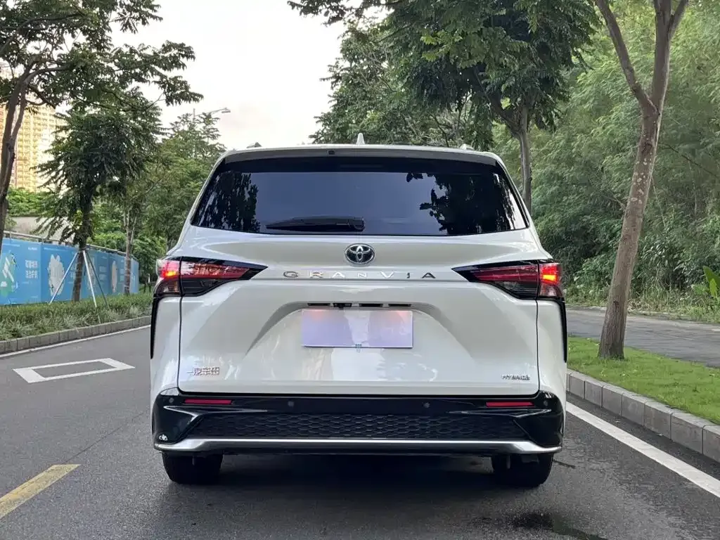 Toyota Granvia — фото 10
