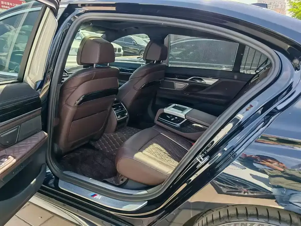 BMW 7 Series — фото 2