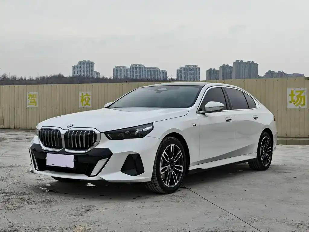 BMW 5 Series — фото 1