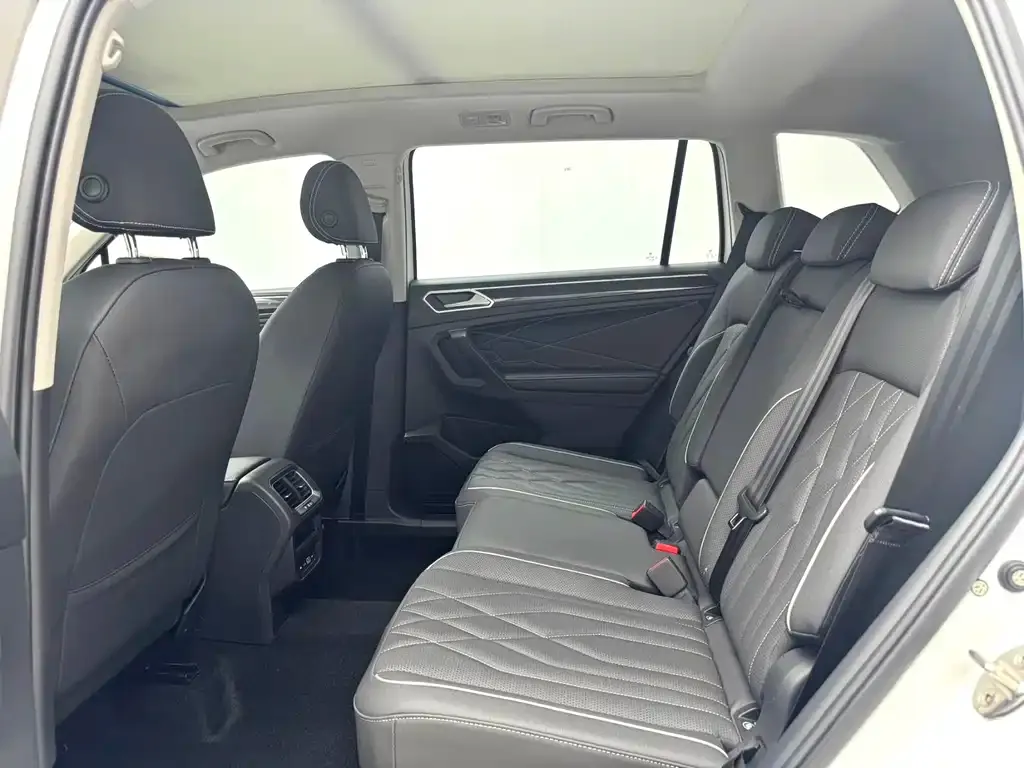 Volkswagen Tiguan L — фото 10