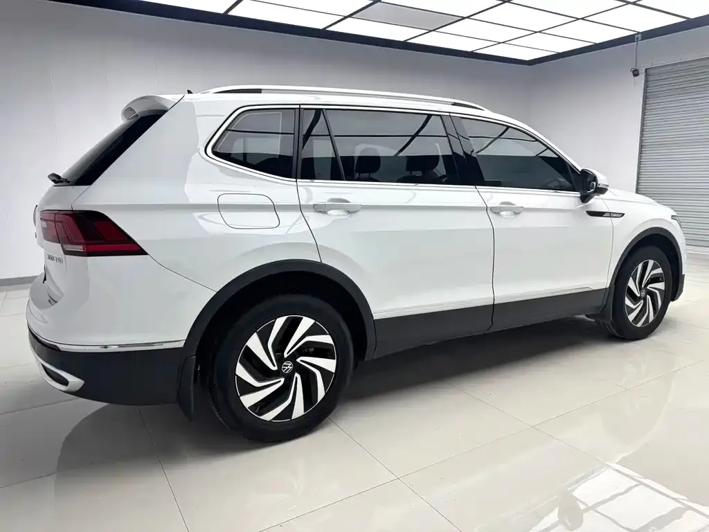 Volkswagen Tiguan L — фото 2