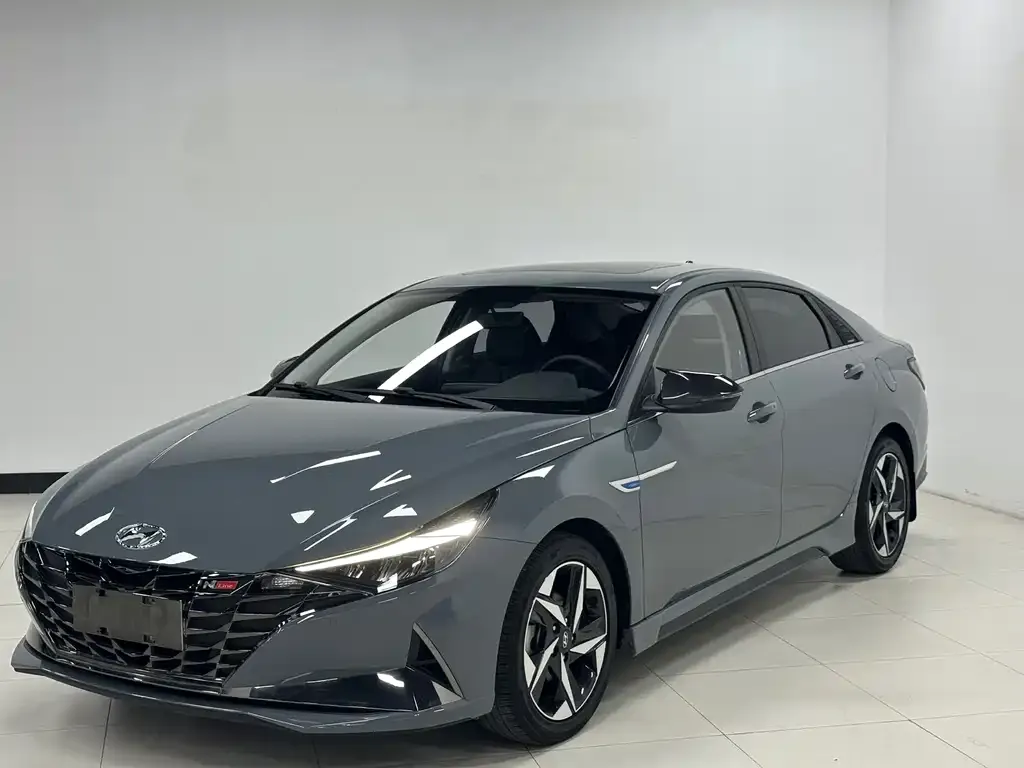 Hyundai Elantra — фото 1