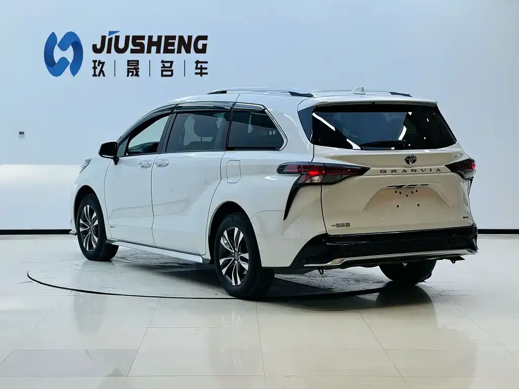 Toyota Granvia — фото 6