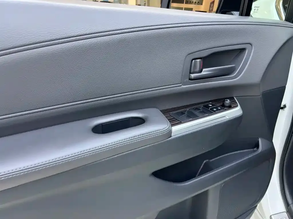 Toyota Granvia — фото 9