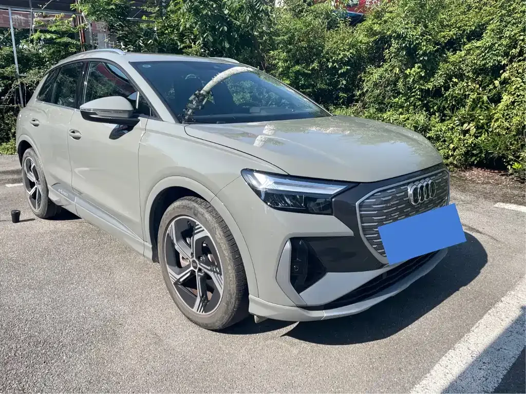 Audi Q4 e-tron — фото 1