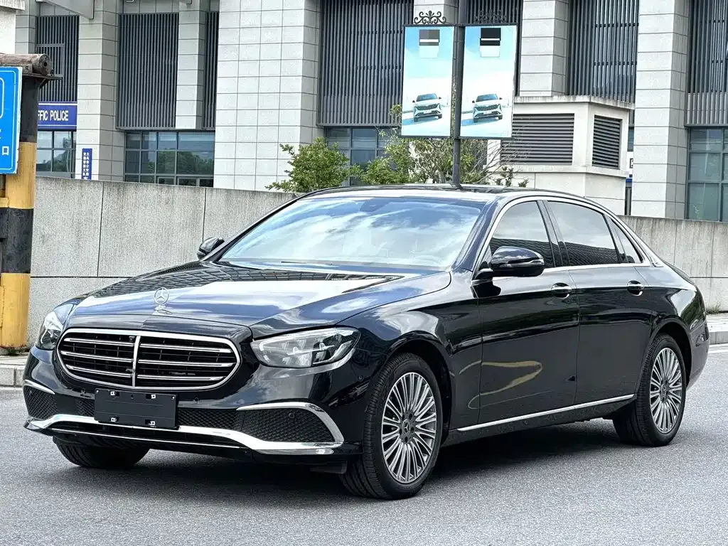 Mercedes-Benz E-Class — фото 1