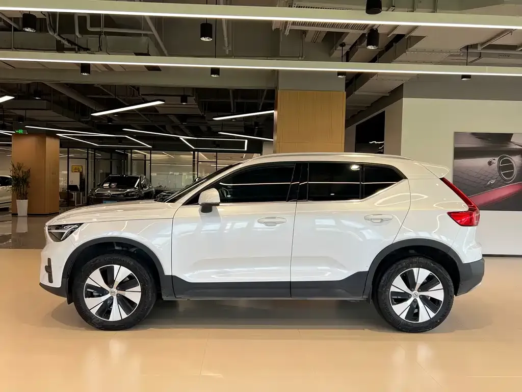 Volvo XC40 — фото 3
