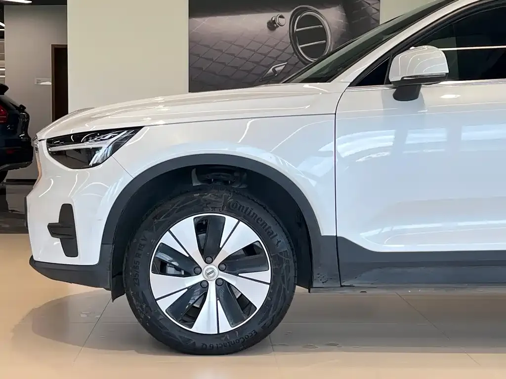 Volvo XC40 — фото 7