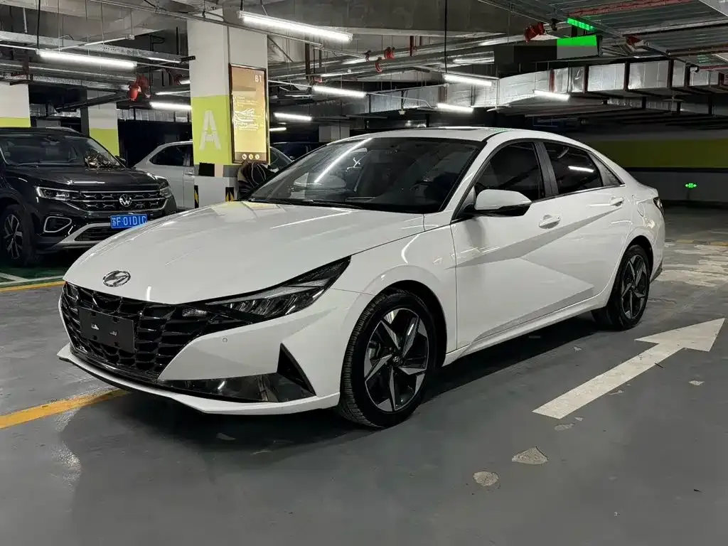 Hyundai Elantra — фото 1