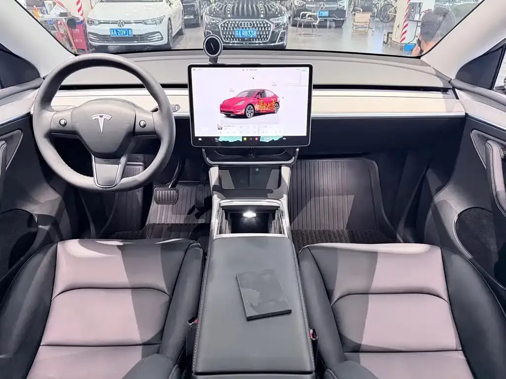 Tesla Model Y — фото 6