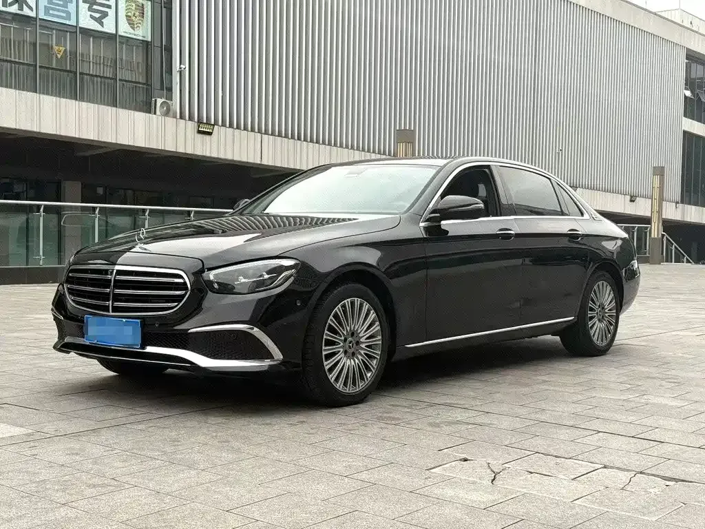 Mercedes-Benz E-Class — фото 1