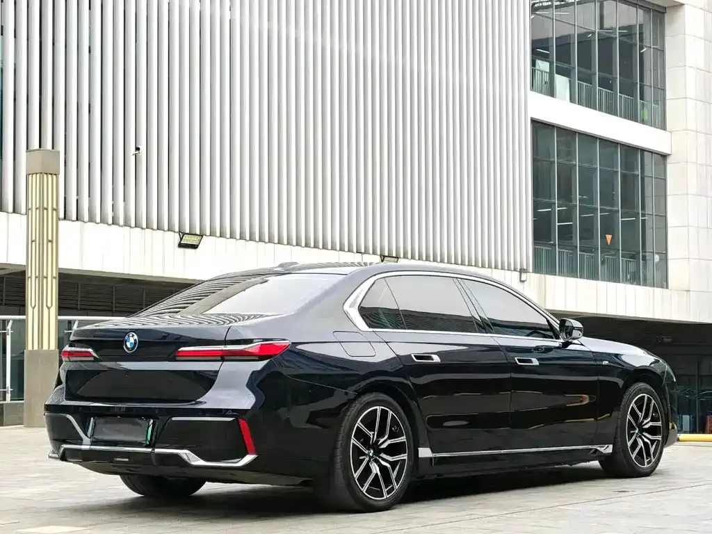 BMW i7 — фото 6