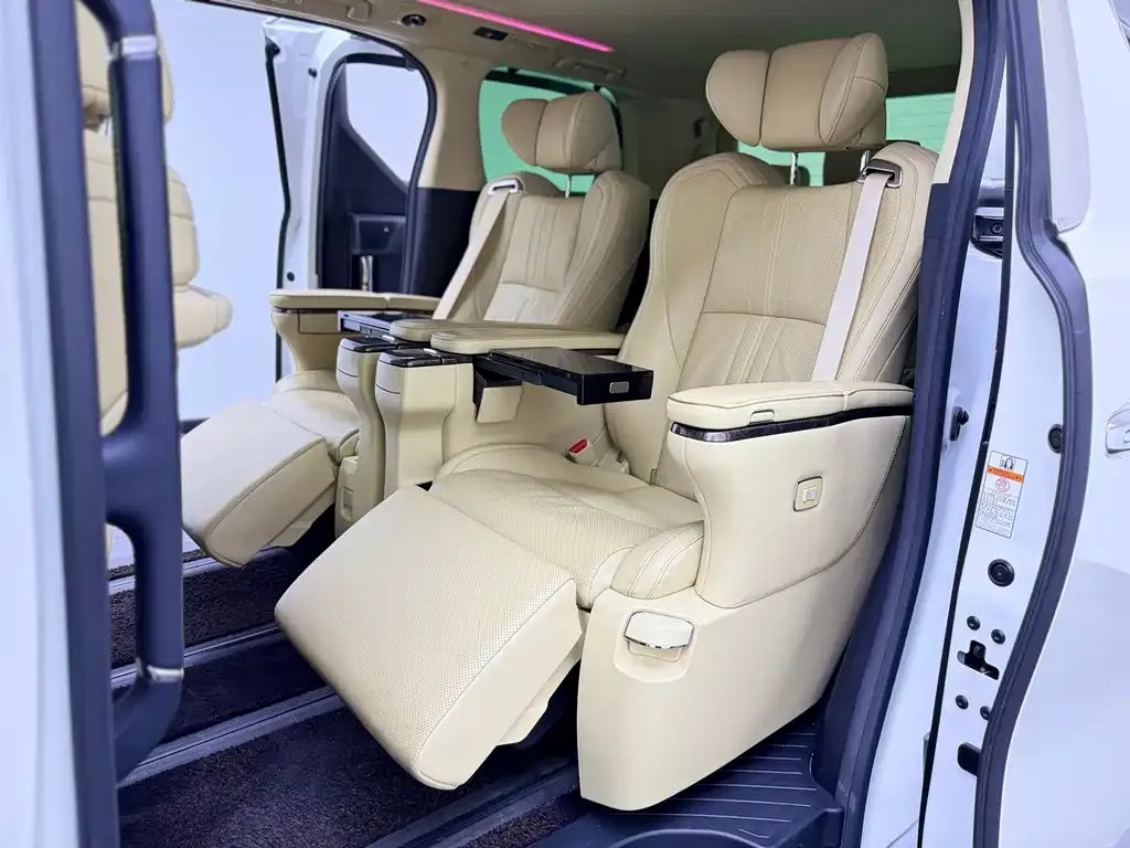 Toyota Alphard — фото 8