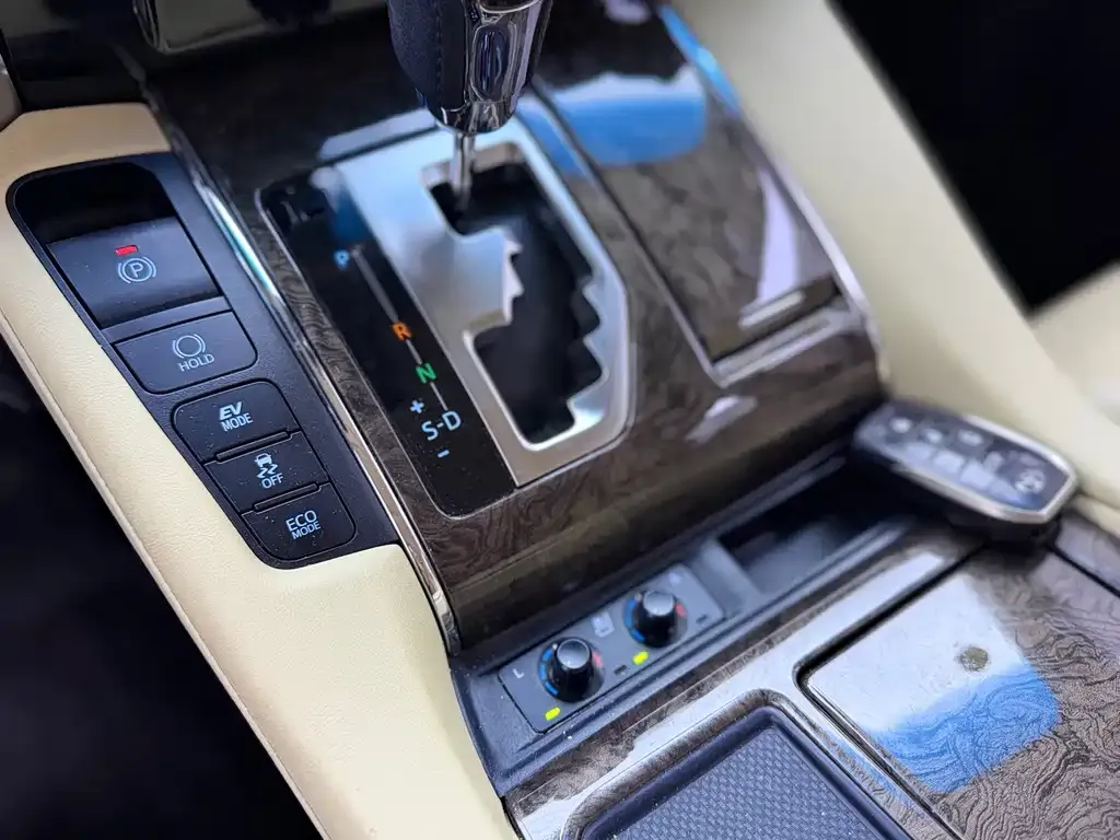 Toyota Alphard — фото 3