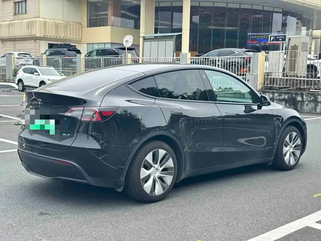 Tesla Model Y — фото 8