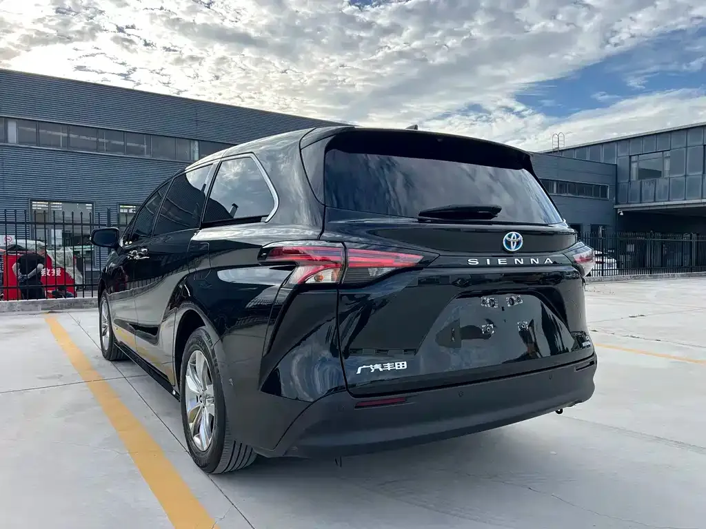 Toyota Sienna — фото 10