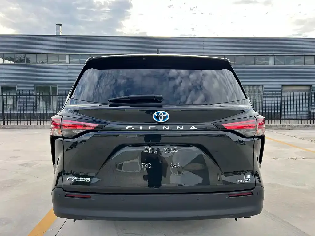 Toyota Sienna — фото 3