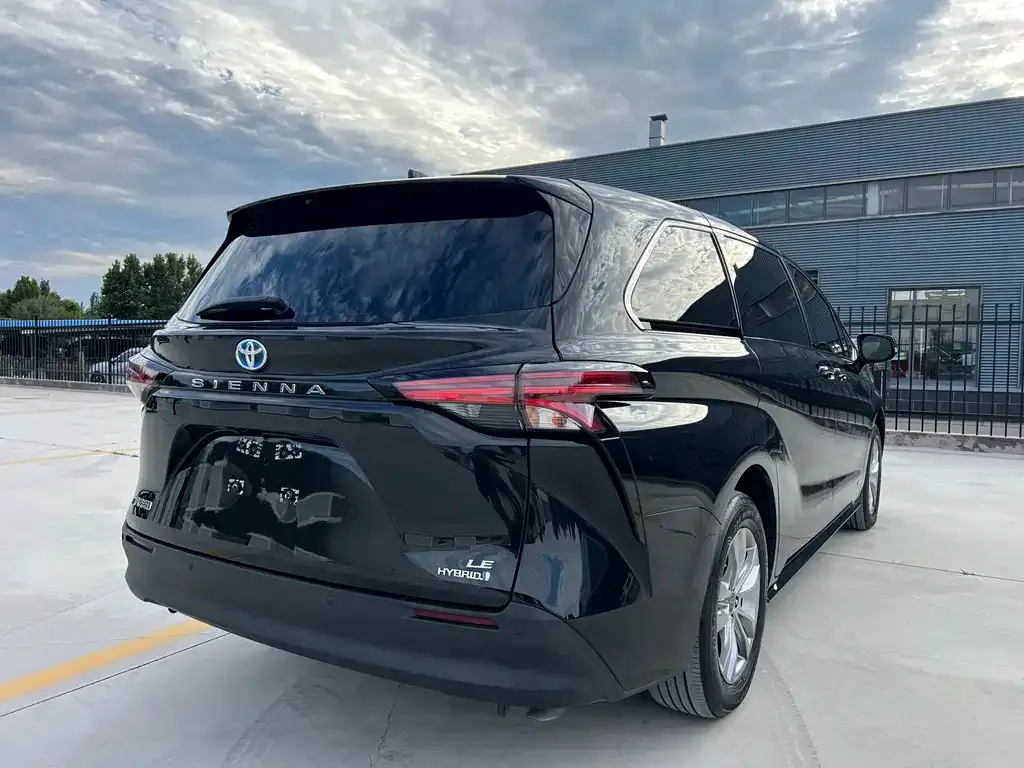 Toyota Sienna — фото 4